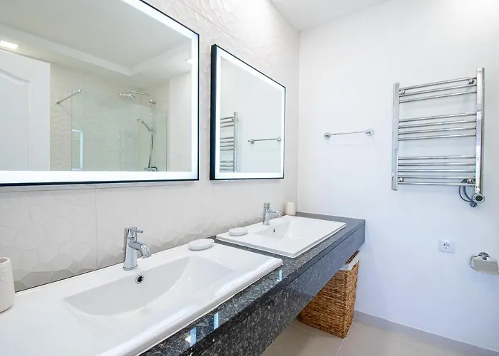 42 Presa Do Moura - Elegant 2-bedroom Townhouse Carvoeiro (Lagoa)